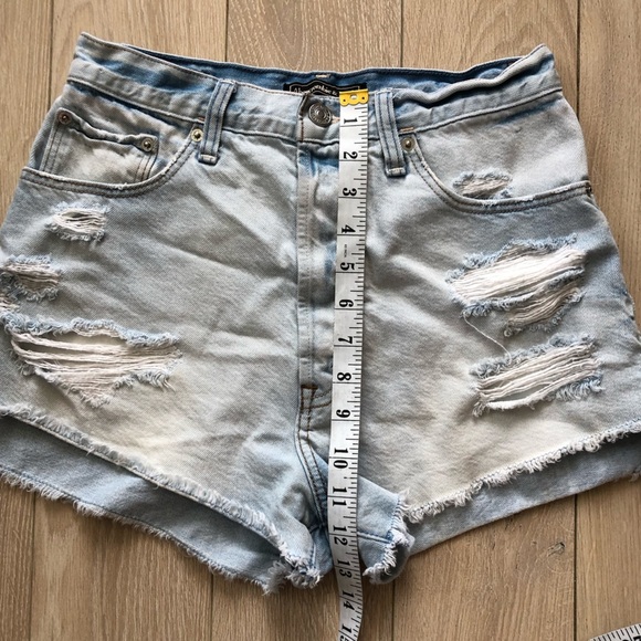 Abercrombie & Fitch Distressed Jean Shorts Women’s Size 26 x 2 - Picture 4 of 11